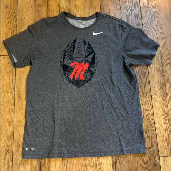 Nike Gray and Red Short Sleeve Tee - Picture 1 of 2